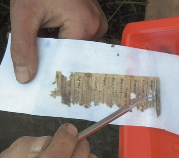 Раскрытие медальона, найденного при эксгумации останков солдата