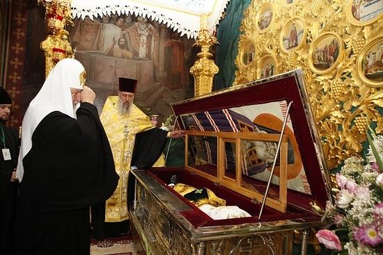 Патриарх Кирилл у мощей святителя Луки