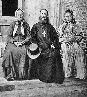 Отец Иоанн с родными сестрами Анной и Дарьей. Суре, 1891 год