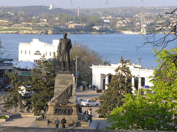 В 1959 году в Севастополе воздвигнут памятник адмиралу Нахимову работы скульптора Н.В.Томского (бронза, гранит).