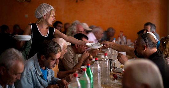 Церковный приход в пригороде Афин кормит нуждающихся