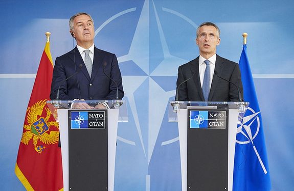 Бессменный премьер-министр Черногории Мило Джуканович и генеральный секретарь НАТО Столтенберг, приветствующий «реальный прогресс в направлении членства Черногории в НАТО», 15 апреля 2015 г.