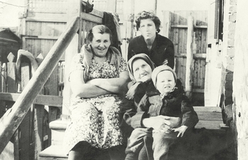 Двухлетний Миша Беликов на коленях у прабабушки, первого из встреченных им в детстве верующих людей, рядом бабушка по отцу и мама