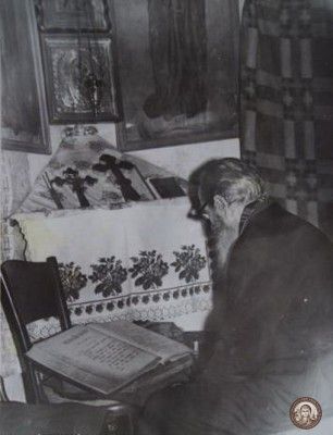 Афонский иеросхимонах Лука (о. Мелетий Рущак) тайно молится на дому, 1970-е гг.