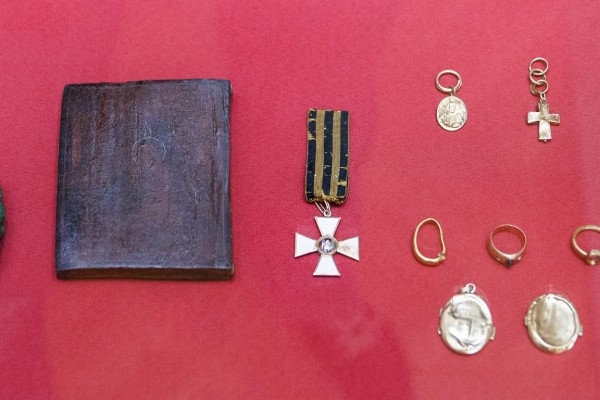 Личные вещи и Георгиевский крест, бывшие на Сергее Александровиче в момент гибели.
