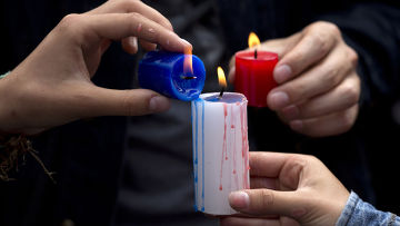 Акция, посвященная памяти погибших в парижских терактах, у французского посольства в Лиме, Перу 