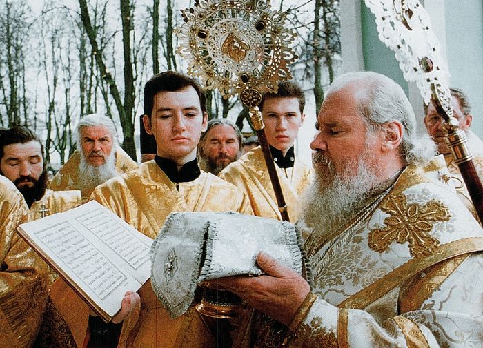 Святейший Патриарх Московский и всея Руси Алексий II. Чиновник держит иподиакон Илья Кокин