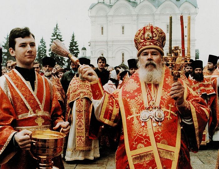 Святейший Патриарх Московский и всея Руси Алексий II. С водосвятной чашей в руках иподиакон Илья Кокин