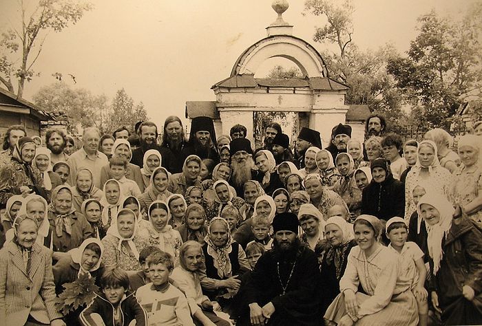 Отец Павел (Груздев) с народом и батюшками