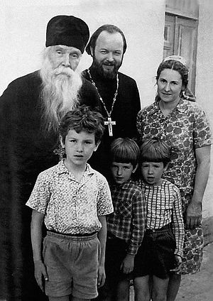 Протоиерей Сергий Орлов с семьей о. Валериана. 1974 г.