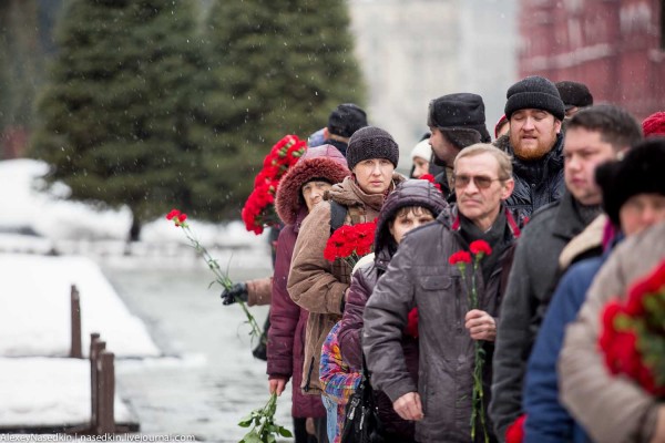 Люди несут цветы на могилу Сталина
