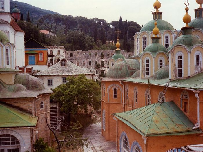 Афон. Свято-Пантелеимонов монастырь до реставрации. Начало 1990-х годов