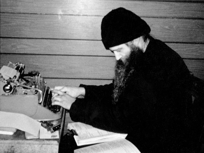 Великий пост 1971 г. О. Серафим за работой в монастырской трапезной, тогда ещё недостроенной