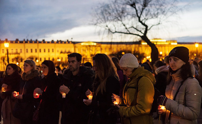 Жители Санкт-Петербурга со свечами выстраиваются в фигуру "14:40" на Марсовом поле в память о погибших в результате теракта в метро