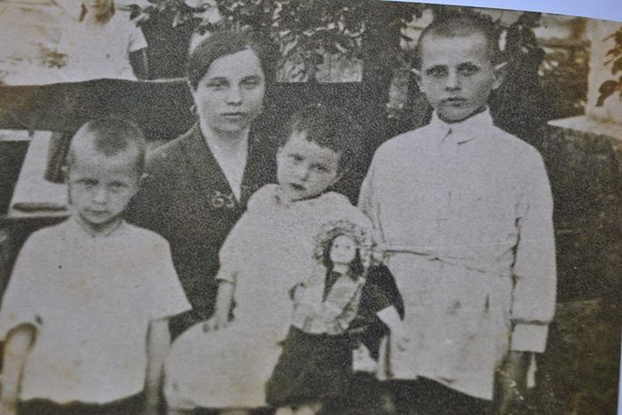 С мамой Иустинией Ивановной. Миша Бойко слева.