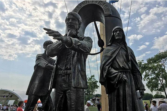 Памятник Андрею Тарковскому в Суздале