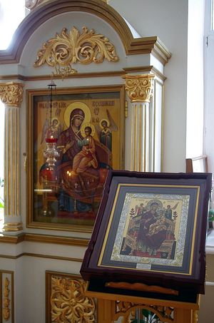 Икона «Всецарица» в домовом храме института П.А. Герцена. На аналое первый список. Фото Ольги Орловой