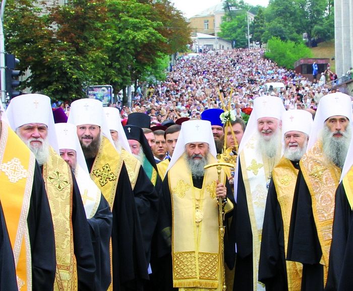 Митрополит Онуфрий (в центре) и митрополит Сергий (справа). Крестный ход на Украине
