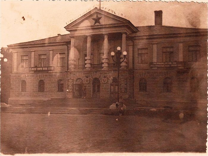 Здание управления Карлага в посёлке Долинка. Фото с сайта shahtinsklib.kz и из архива Музея памяти жертв политических репрессий