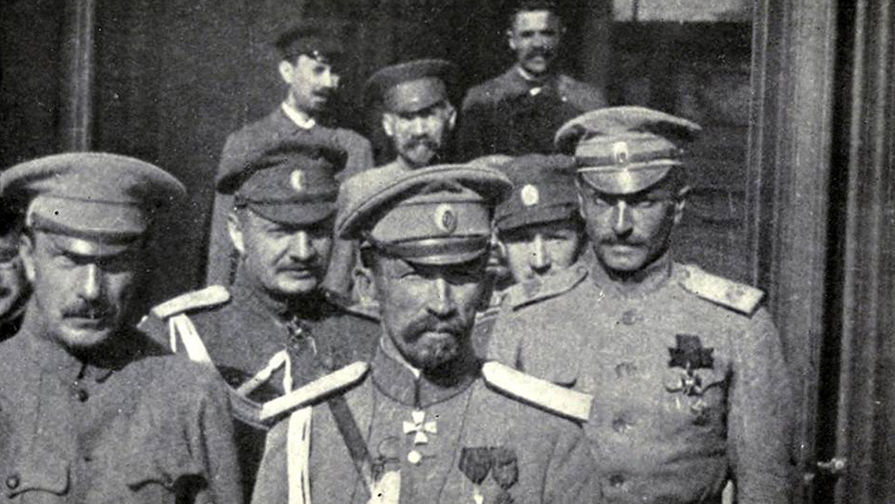 Генерал Лавр Корнилов и его соратники
