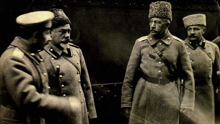 Генерал Антон Деникин и атаман Пётр Краснов (второй и третий слева)