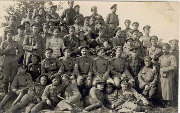 Группа офицеров и нижних чинов одного из армейских полков на фронте