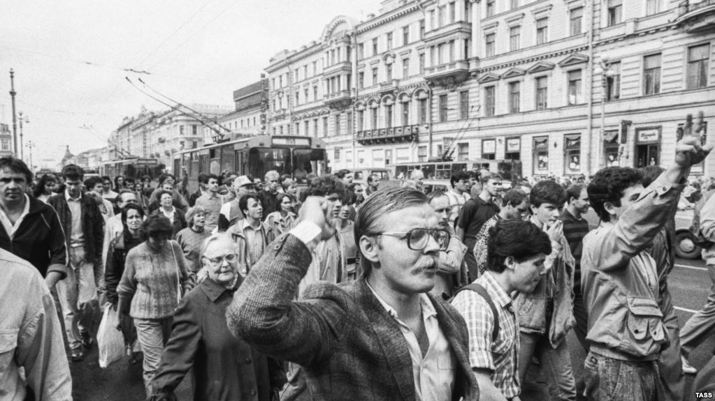 Демонстрация ленинградцев на Невском проспекте в ответ на решения Государственного комитета по чрезвычайному положению в СССР 