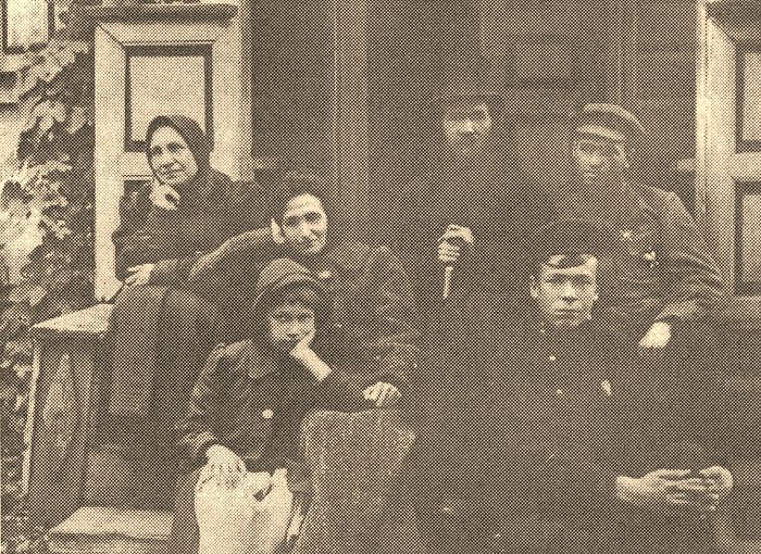 Протоиерей Александр Русанович с семьёй на пороге отчего дома в с. Гоголеве