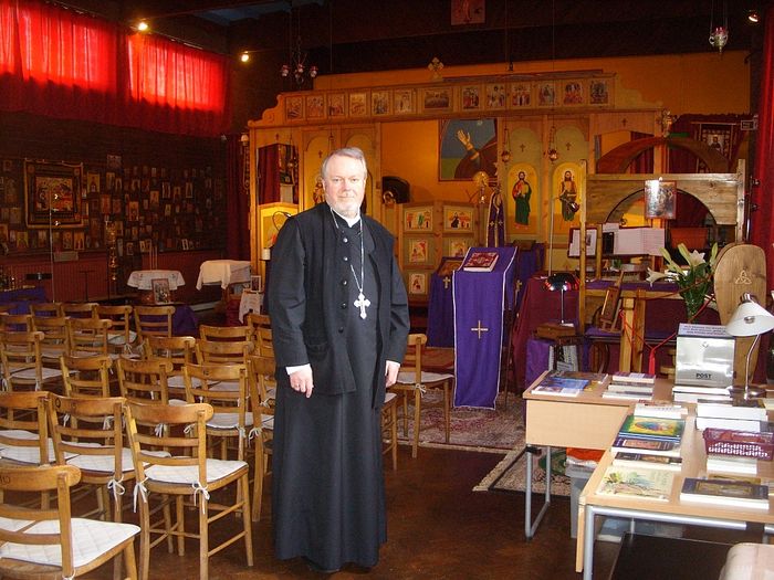 Священник Грегори Хэллэм