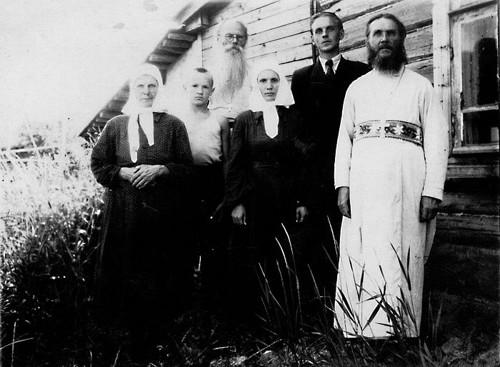 Игумен Никон (в заднем ряду) и маленький Алёша Осипов (второй слева)