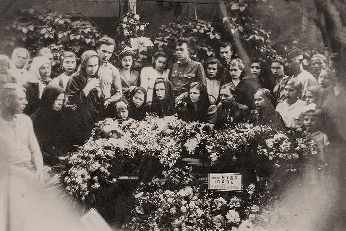 Групповое фото семьи на похоронах Михаила