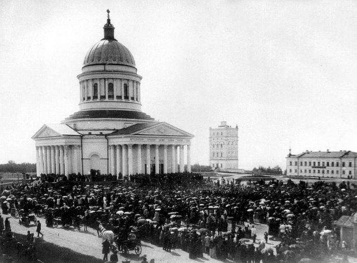 Соборная площадь в день приезда Иоанна Кронштадтского