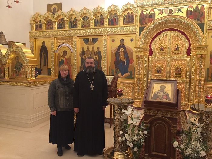 Ольга Рожнёва и протоиерей Андрей Бойцов в храме на подворье