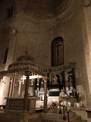 В верхней части базилики