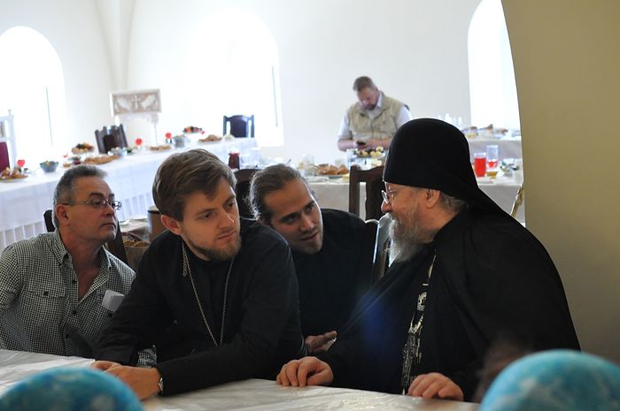 С семинаристами и священниками из США в царской трапезной Боровского монастыря