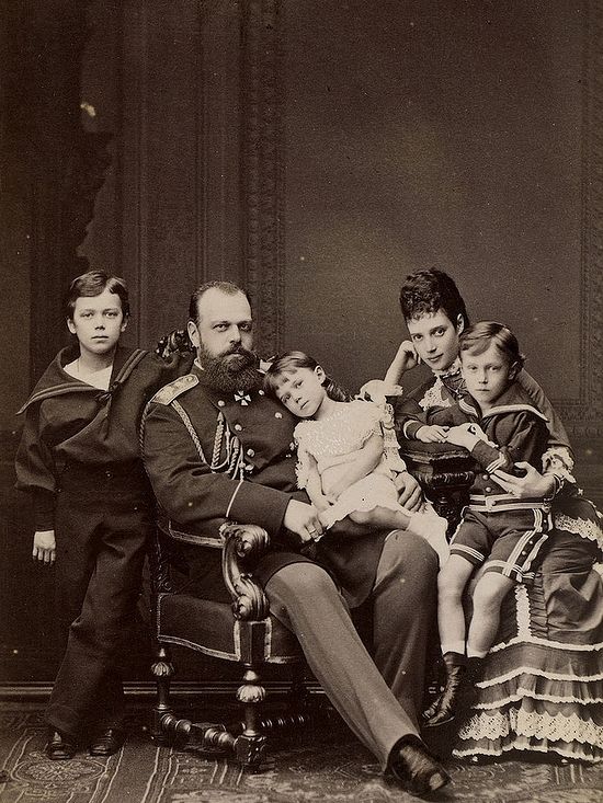 Александр III с Марией Фёдоровной и детьми