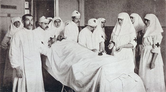 Императрица Александра Фёдоровна с дочерьми ассистирует в операционной 1915 год