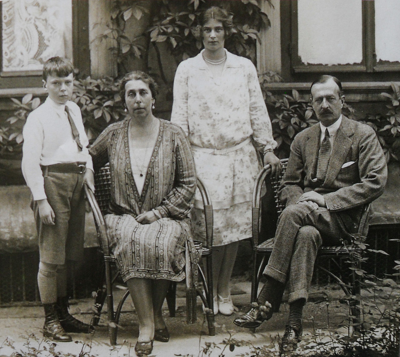 Кирилл Владимирович и Виктория Фёдоровна с детьми Кирой и Владимиром, конец 1920-х
