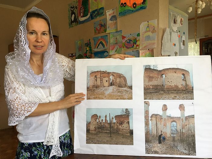 Матушка Александра показывает фотографии разрушенного Успенского храма в Чернышено