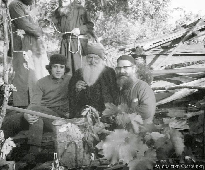 Старец Тихон (в центре) принимает монахов из братства Иосафеев. Прп. Паисий – на заднем плане, достает воду из бочки, чтобы предложить ее гостям). 1966