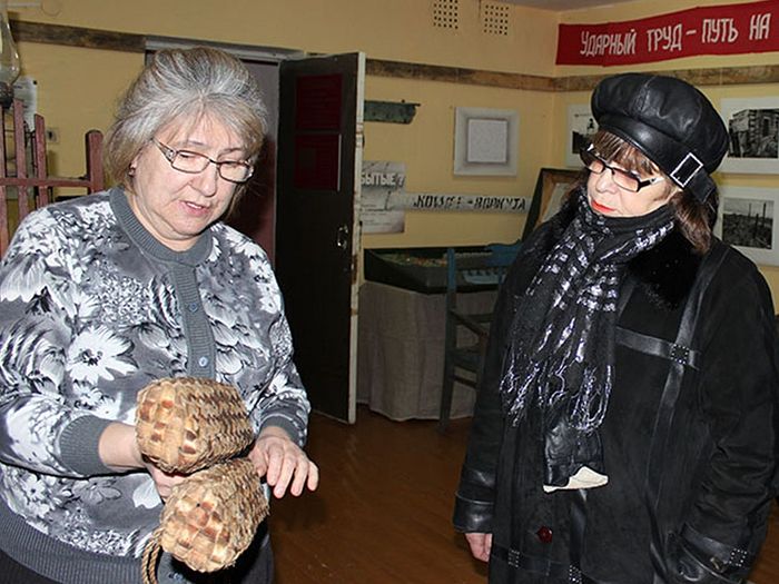 Смотритель музея п. Абезь Наталья Старцева (слева)