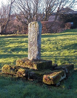 Крест X века на церковном кладбище приората Сент-Бис, Камбрия