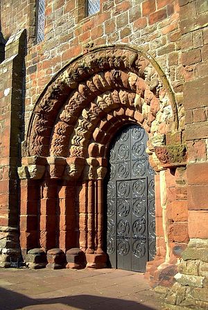 Норманнская дверь в церкви-приорате Сент-Бис, Камбрия