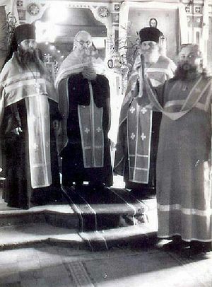 На фото (слева направо): отец Геронтий (Губанов), отец Зосима и другие священнослужители из братии