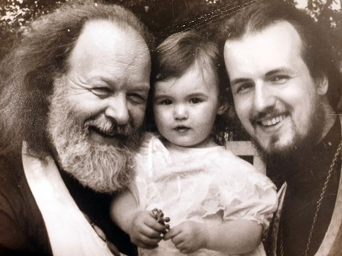 Протоиерей Валериан с сыном Фёдором и внучкой. 1994 год
