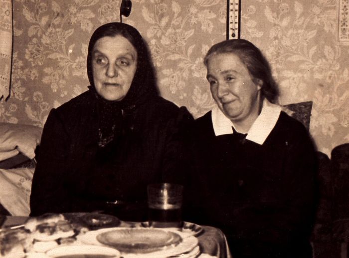 Схимонахиня Таисия (в миру Вера Владимировна Коржавина) – слева