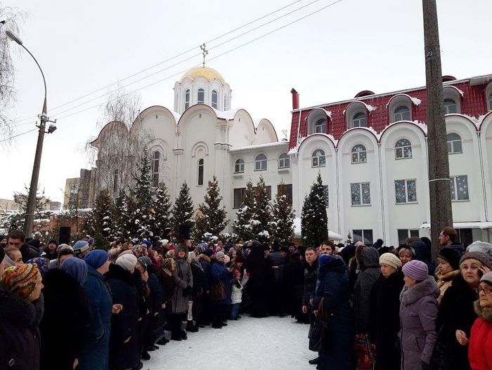 Встреча архиерея на подворье Крестовоздвиженского храма 18 декабря 2018 г. Православные винничане назвали приезд архиепископа Варсонофия «зимней Пасхой»