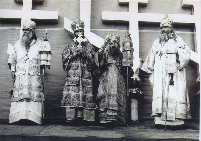Слева направо: епископ Савва (Сарачевич), святитель Филарет (Вознесенский), святитель Иоанн Шанхайский, епископ Нектарий (Концевич)