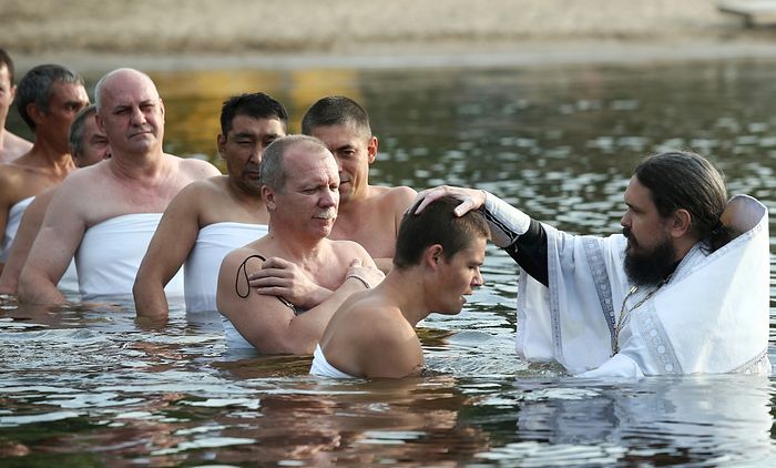Крещение в Волге. Фото: Александр Курочкин