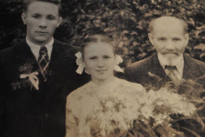 Юная Ольга с отцом Михаилом Георгиевичем и братом Алексием, будущим священником, 1951 г.